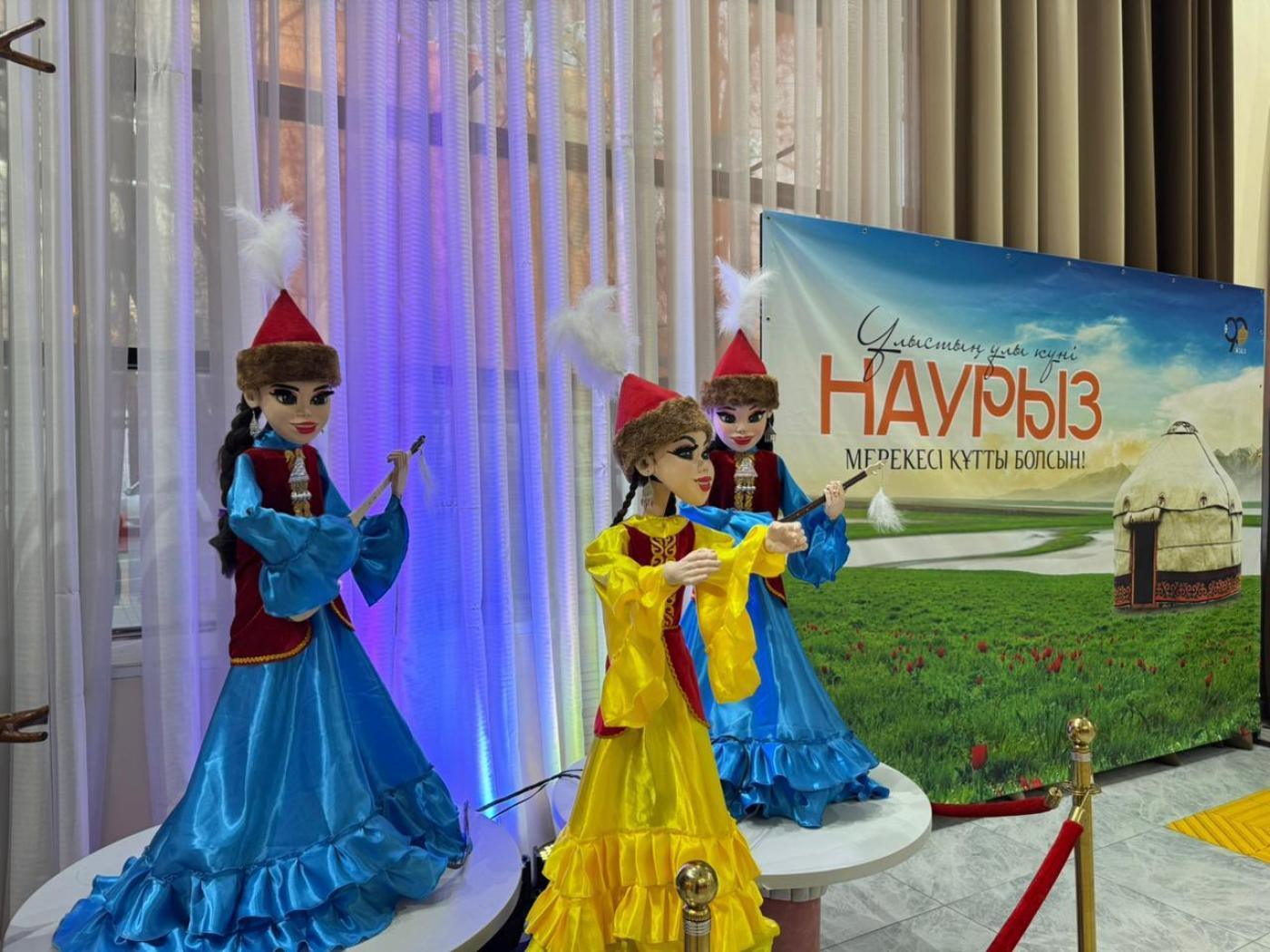 Робот қуыршақ би билеп, домбырамен ән де шырқайды