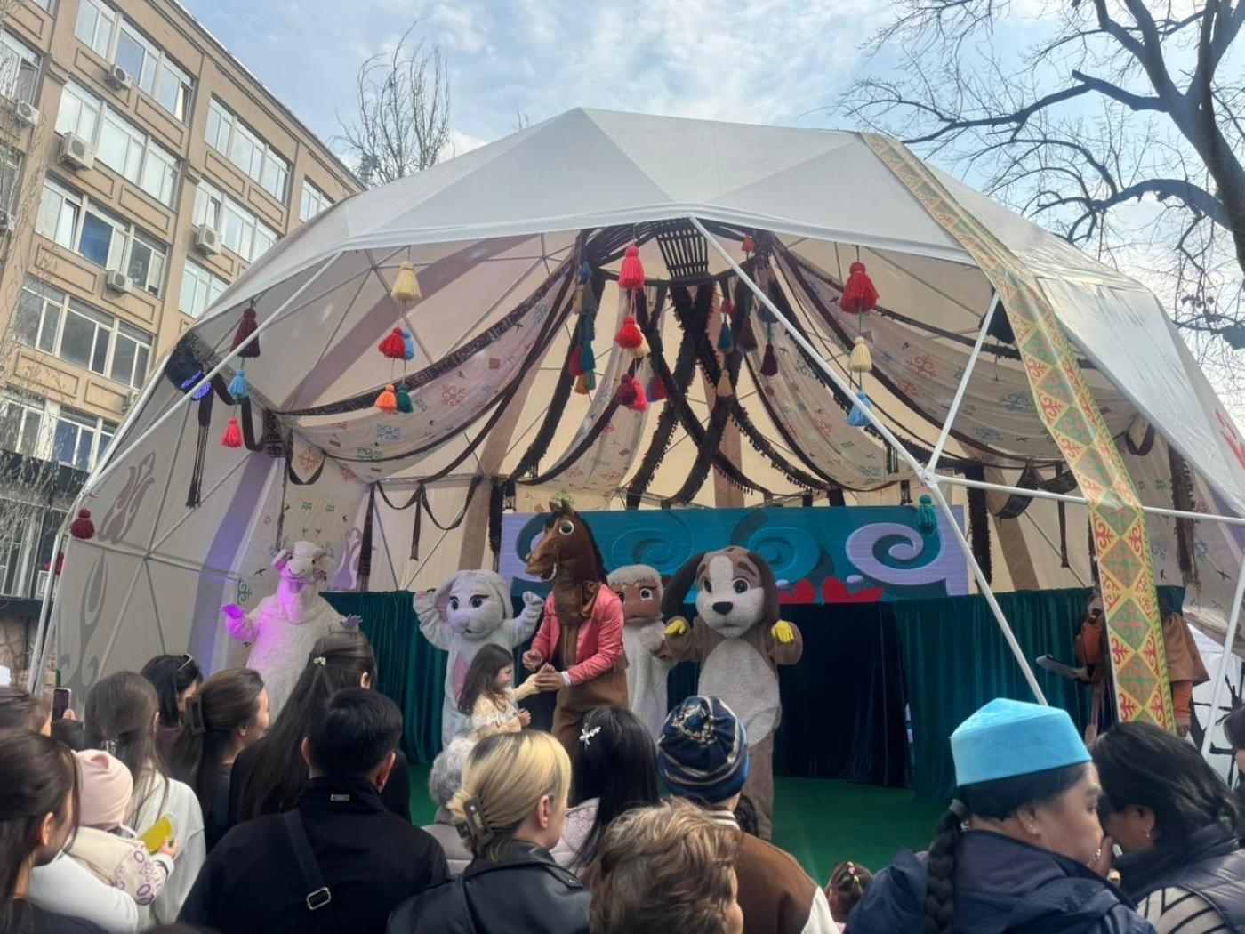 Алматының қуыршақ театры ашық аспан астында әз-Наурыз қойылымын ұсынды