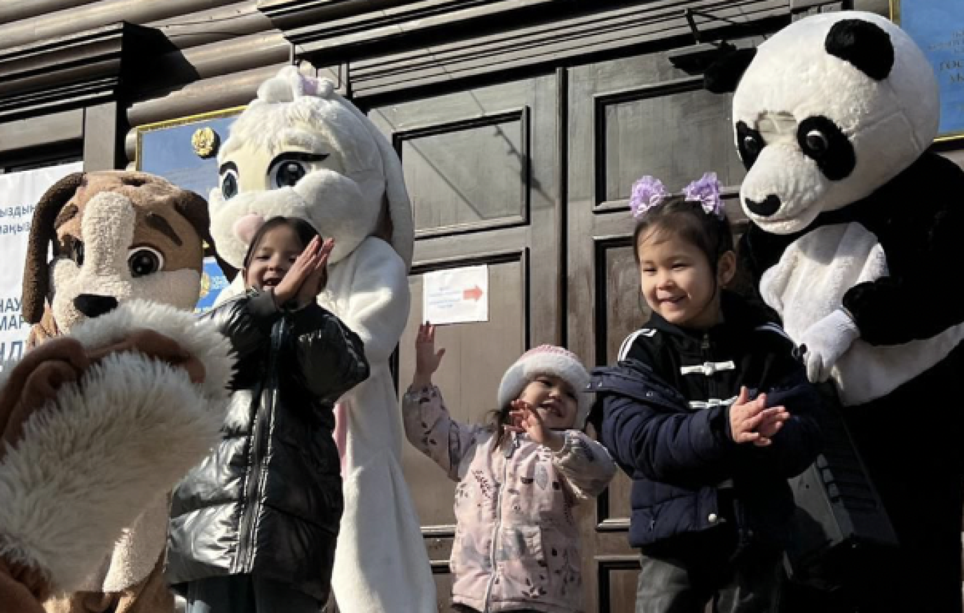 Алматыдағы сайлау учаскелерінде отбасылық көңіл-күй: балаларға арналған бояу суреттері, аттракциондар мен қуыршақ қойылымдары ұйымдастырылды